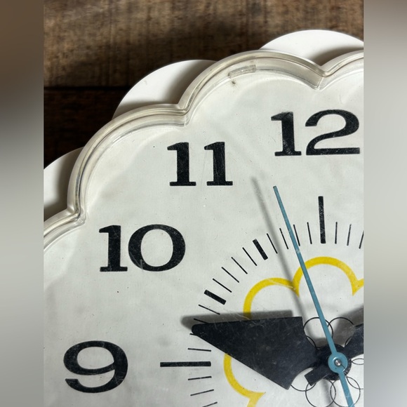Retro General Electric 2150 White Daisy Electric 7" Wall Clock Tested Works - Picture 3 of 14